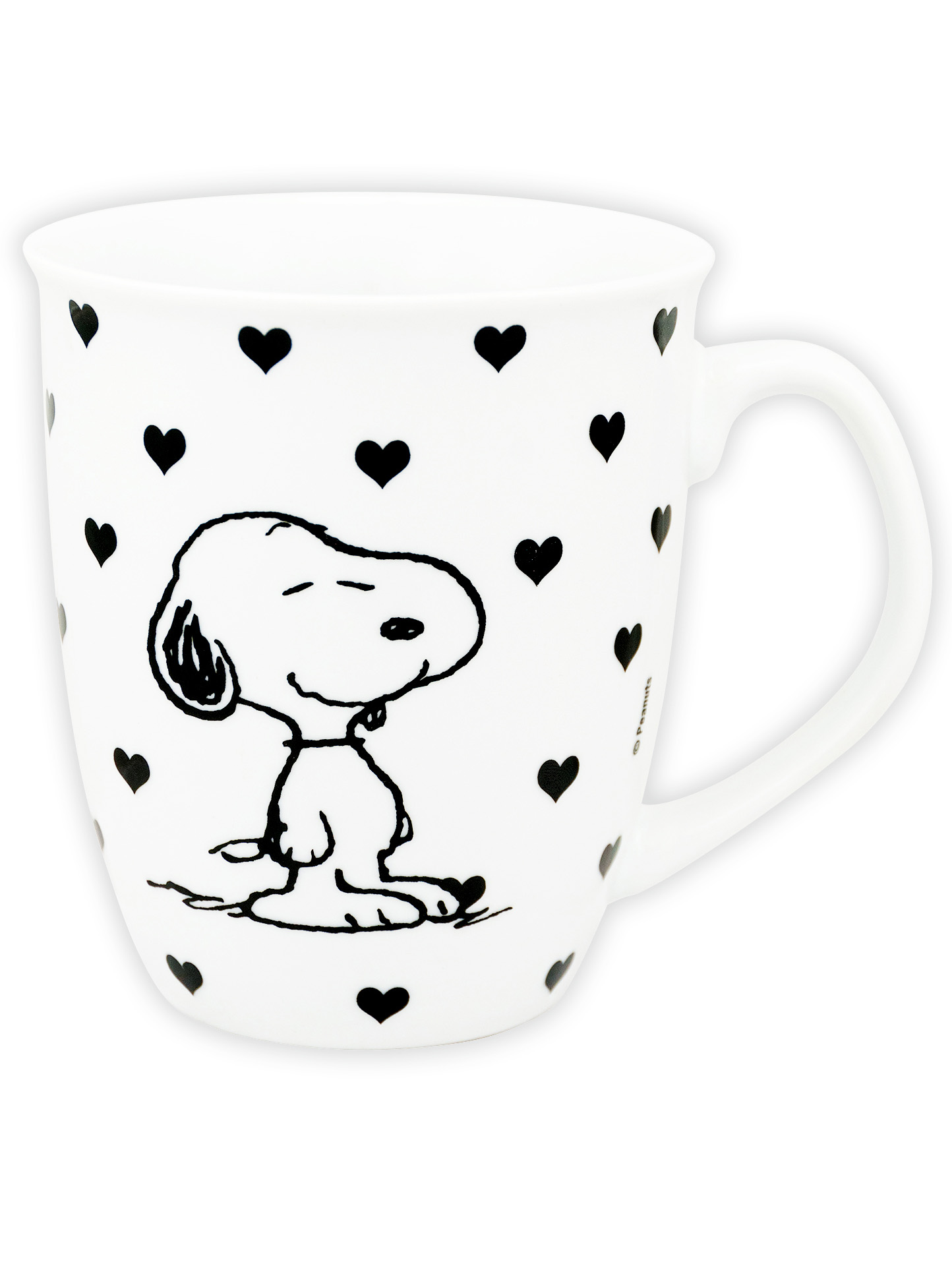Eine weiße Tasse mit schwarzem Snoopy-Motiv und kleinen Herzen auf weißem Hintergrund.