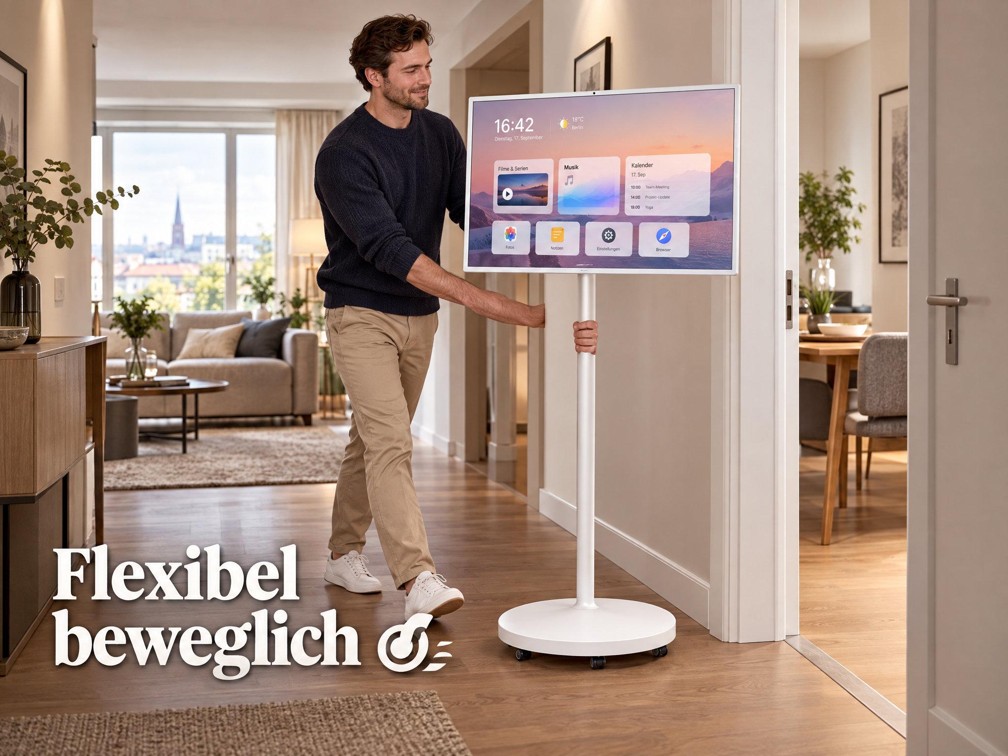 Ein Mann schiebt einen mobilen Smart-TV auf Rollen durch eine helle Wohnung.