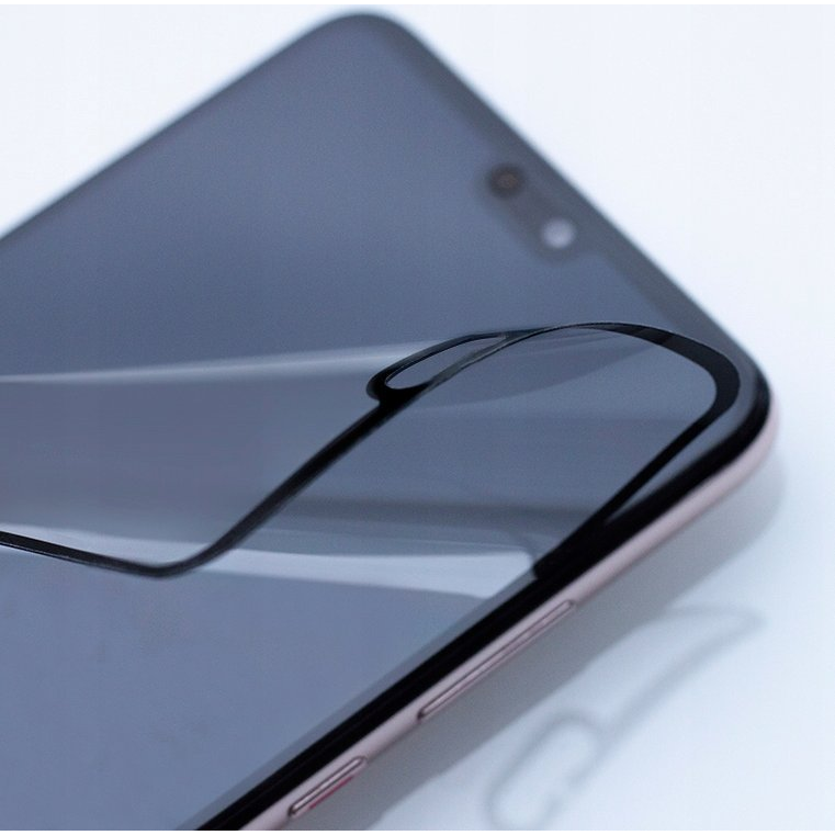 Se está despegando parcialmente una película protectora de la pantalla de un teléfono.