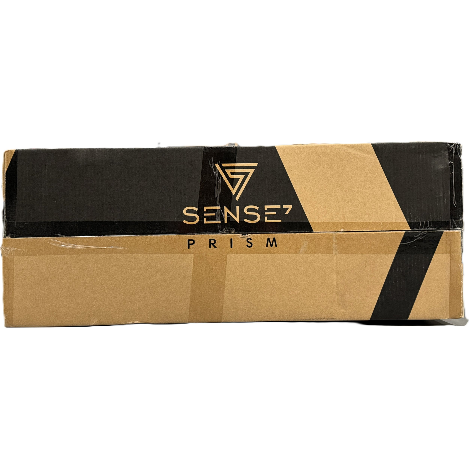 Una scatola di cartone marrone e nera con il logo Sense7 Prism sul davanti su sfondo bianco.