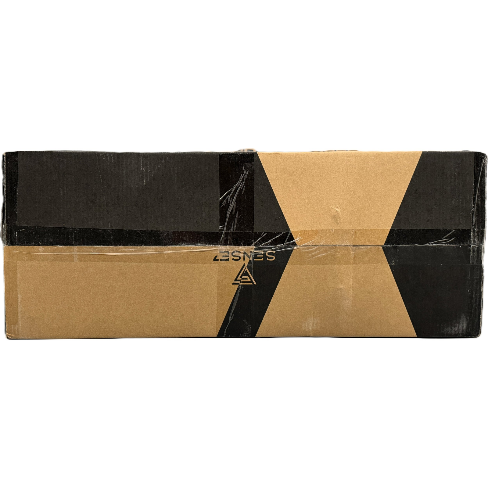 Una scatola di cartone marrone e nera con motivo geometrico e nastro adesivo su sfondo bianco.