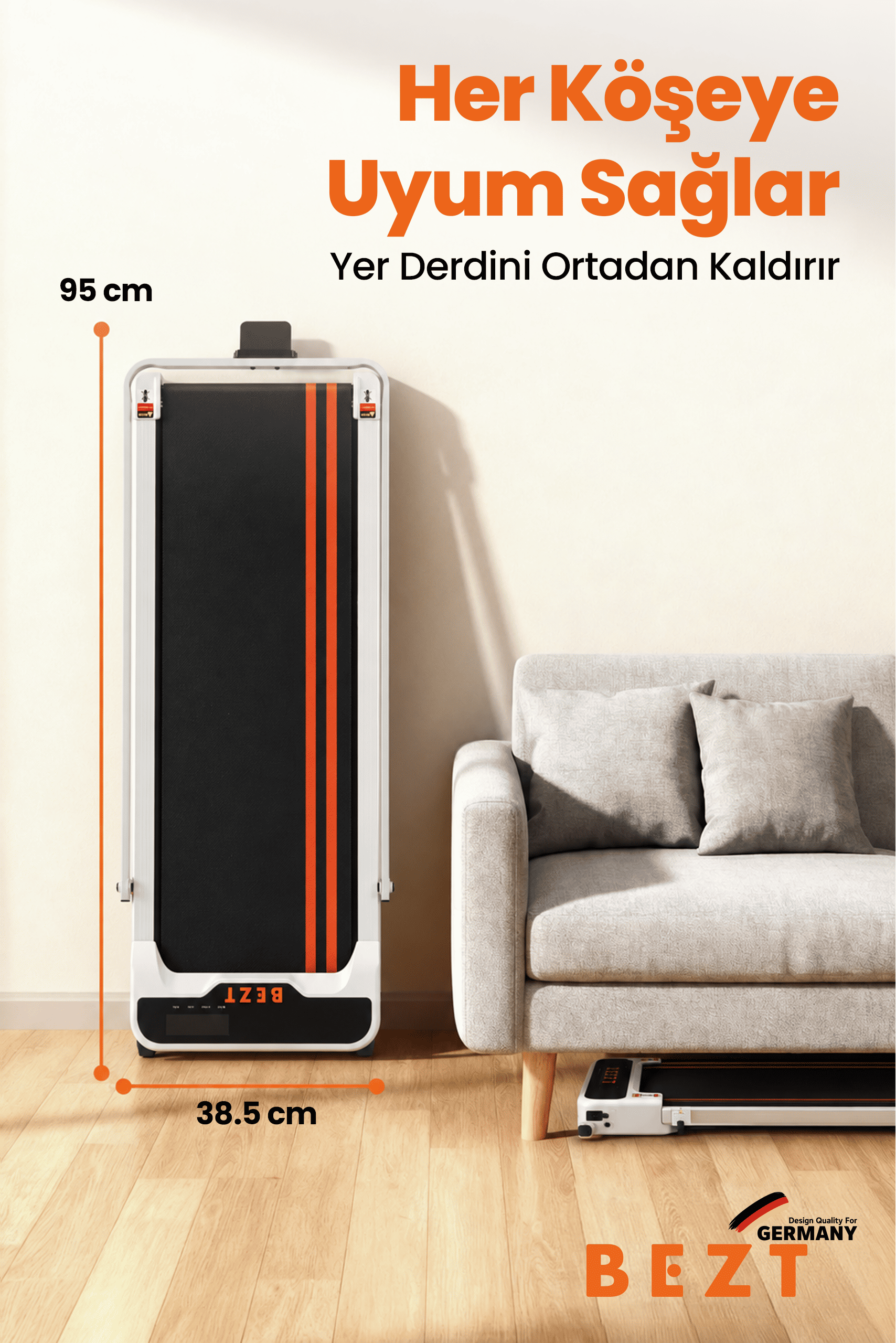 Kompakt, katlanmış bir koşu bandı, açık gri bir kanepenin yanında dikey olarak duruyor.