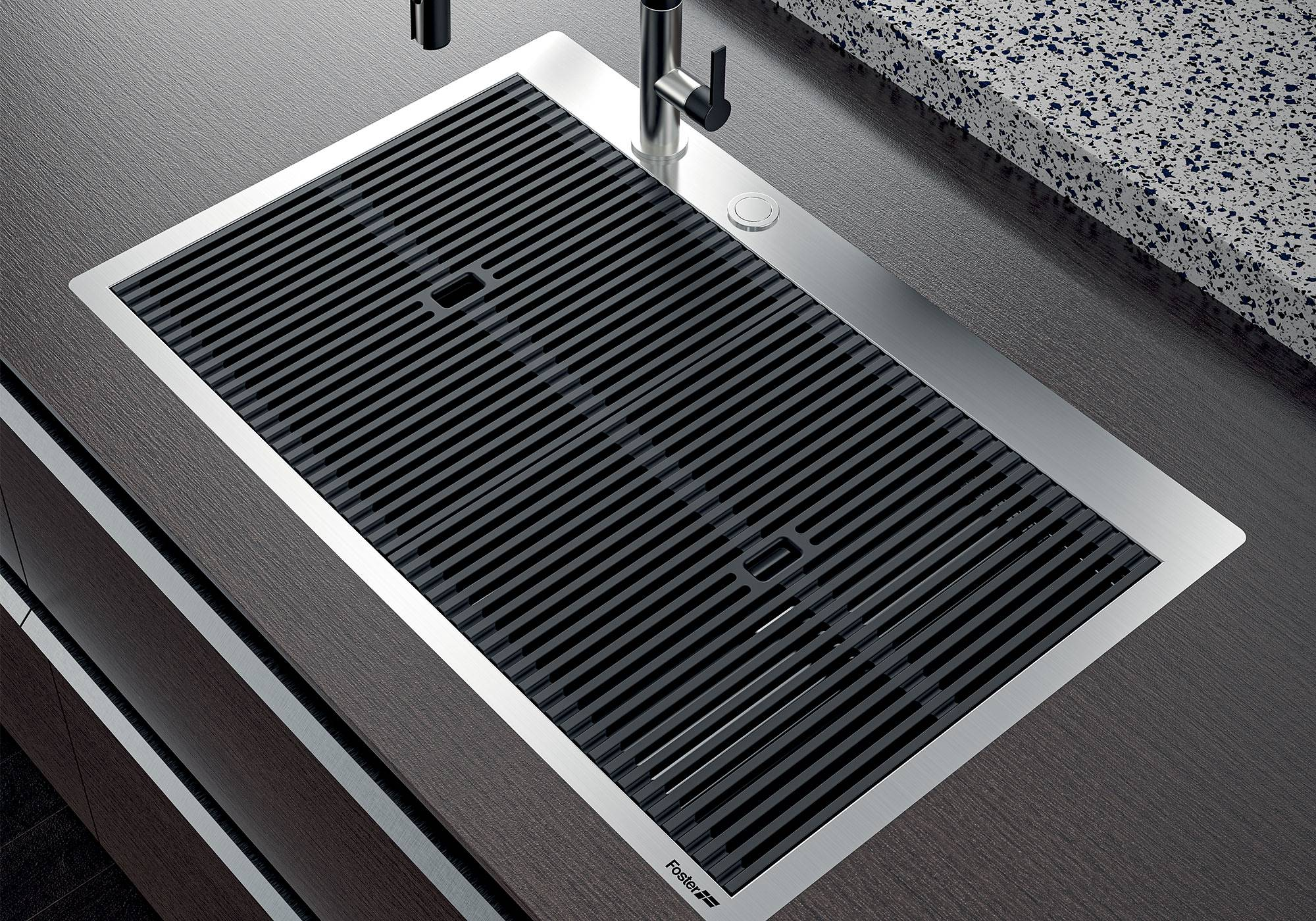 Moderno lavello in acciaio inox con griglia di sgrondo nera.