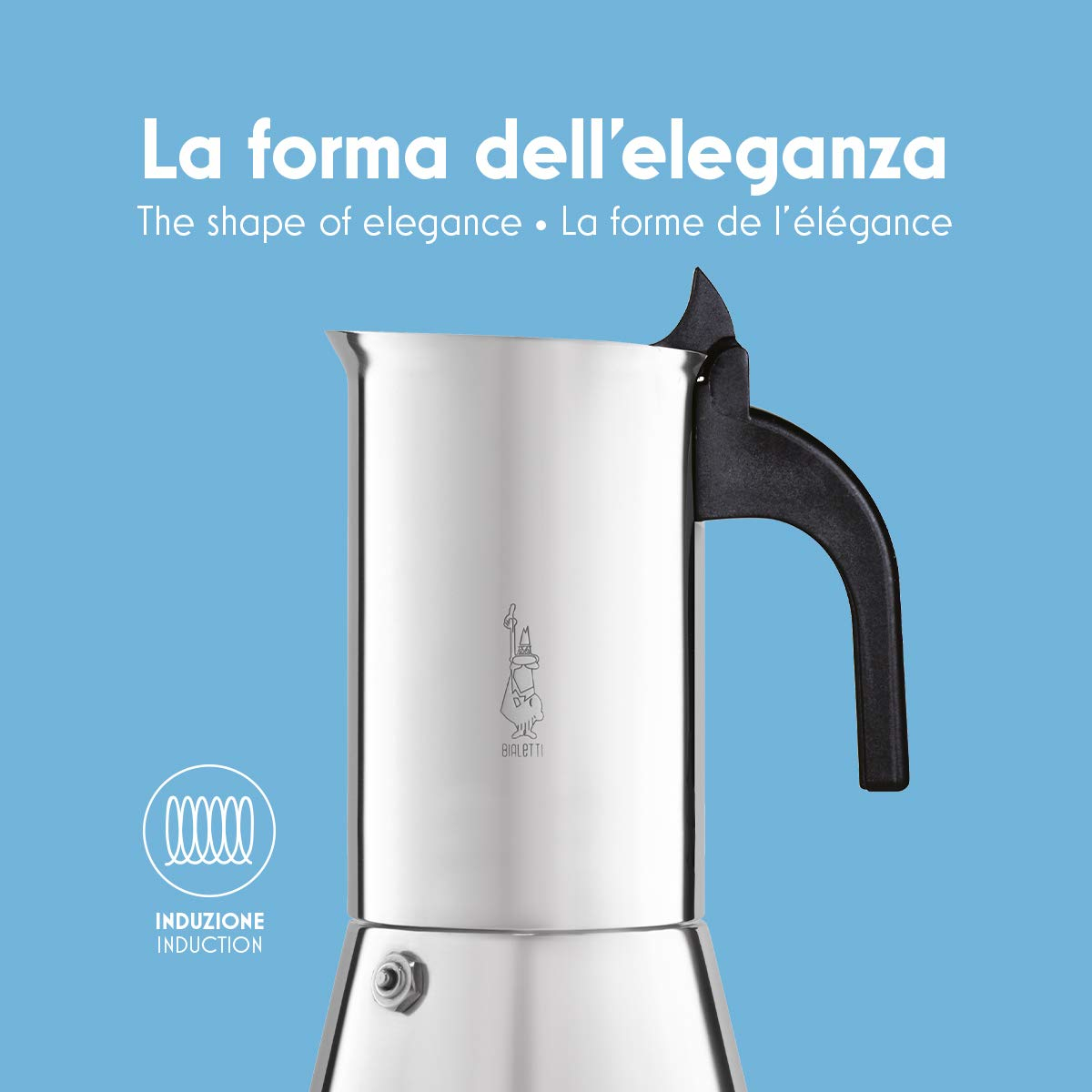 Primo piano di una moka Bialetti argentata su sfondo blu, con testo in italiano, inglese e francese.
