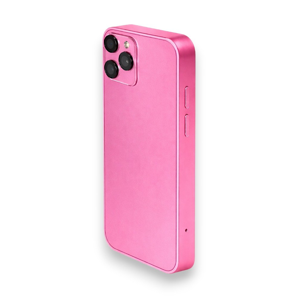 Parte trasera de un smartphone rosa con tres cámaras sobre superficie blanca.