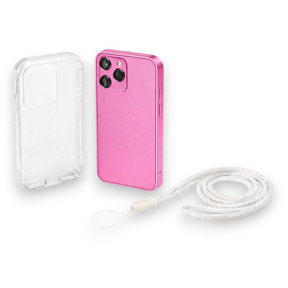 Un teléfono rosa, una funda transparente y un cordón blanco sobre fondo blanco.