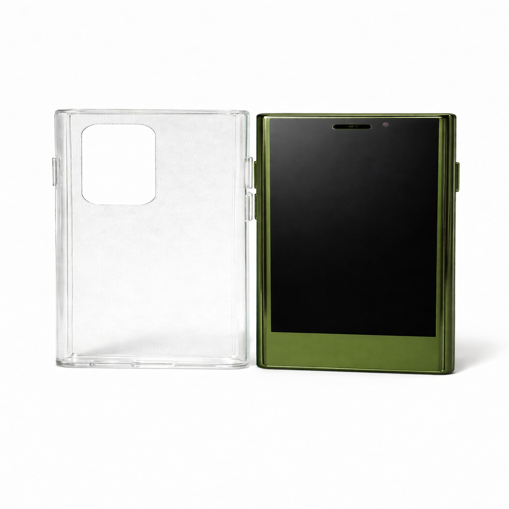 Un teléfono verde con pantalla negra se encuentra junto a una funda protectora transparente en un fondo blanco.