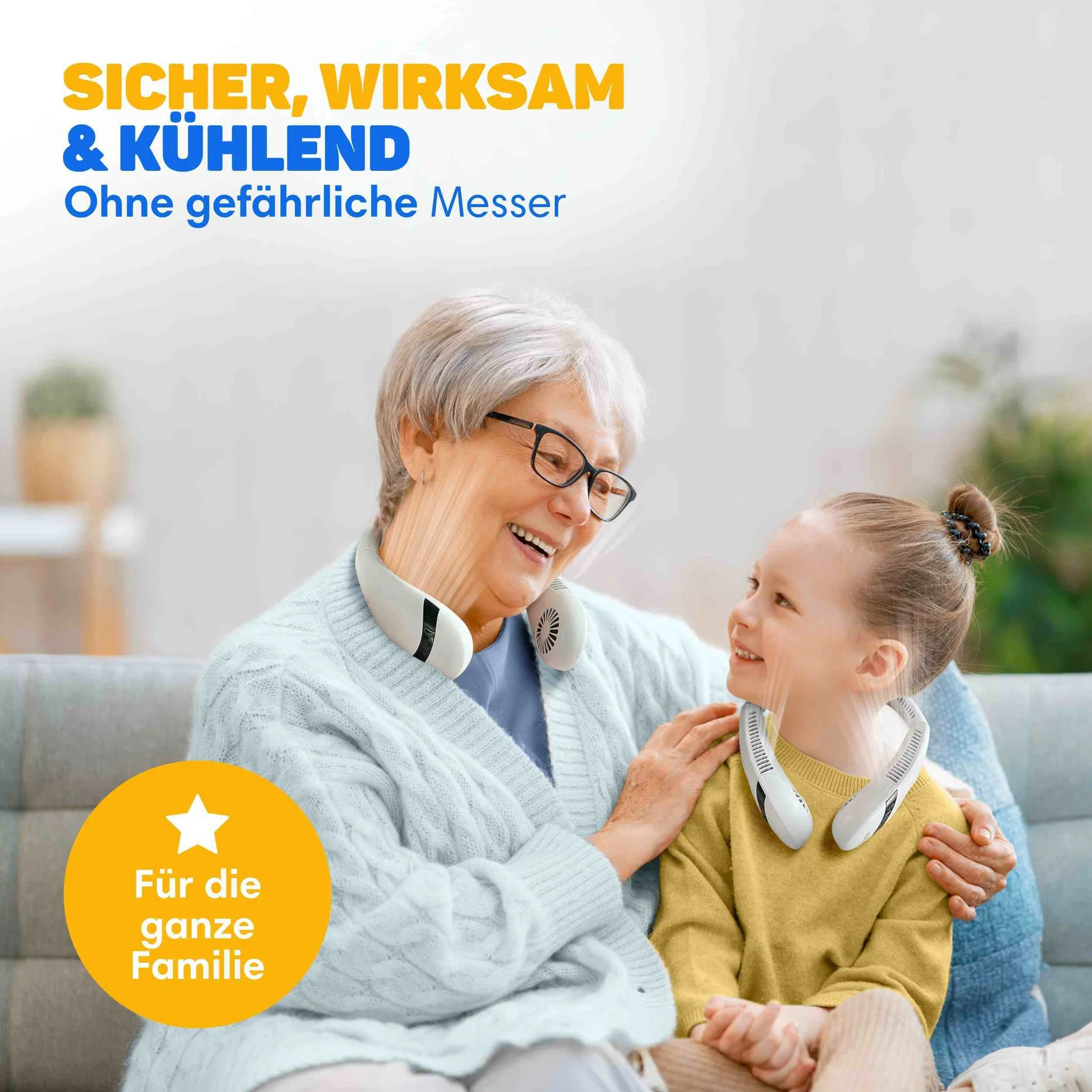 Eine ältere Frau und ein kleines Mädchen mit Nackengebläsen lächeln sich auf einem Sofa an.