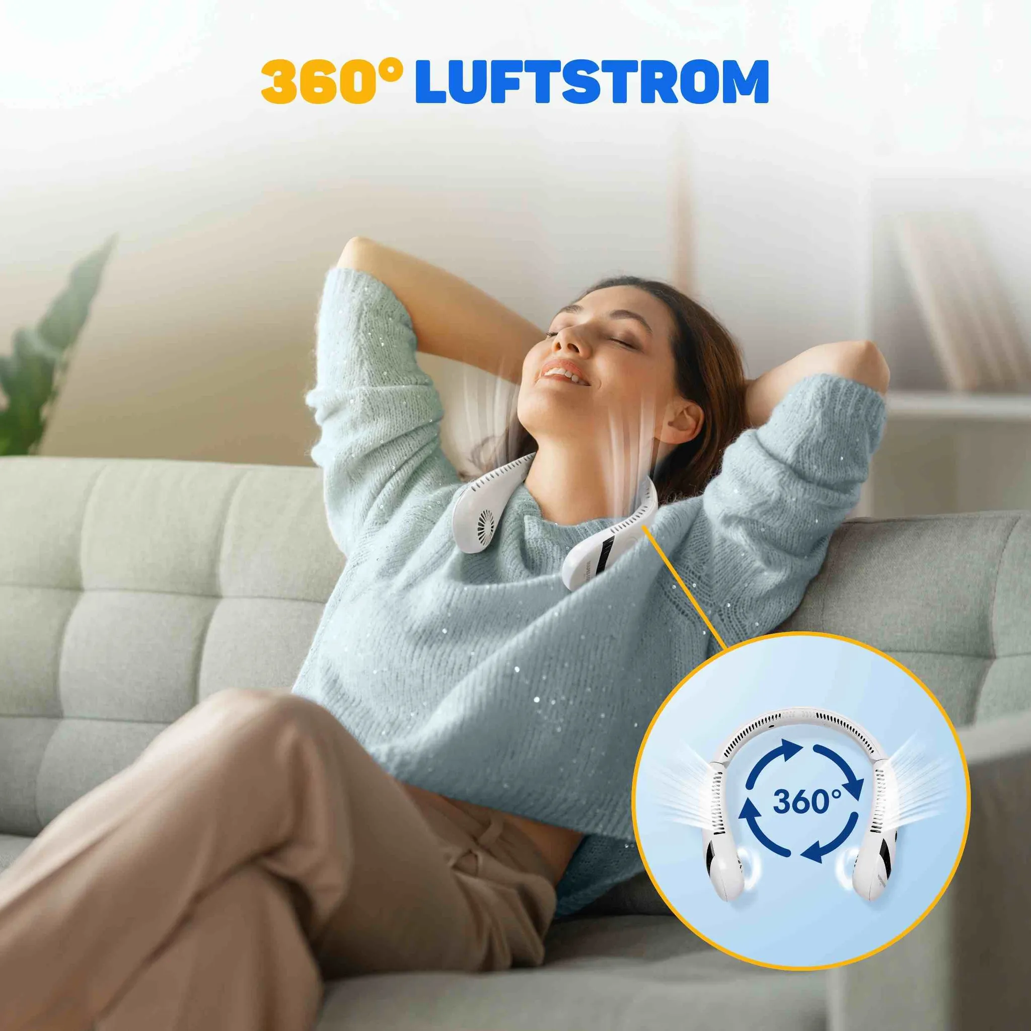 Eine lächelnde Frau entspannt auf einem Sofa und trägt einen weißen Nackenventilator mit 360-Grad-Luftstrom.