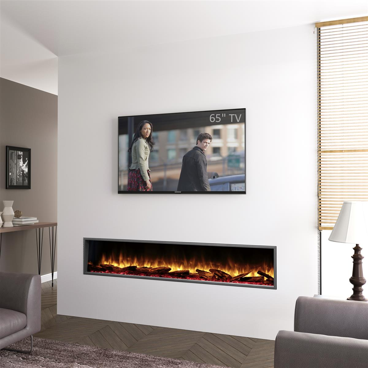 Wohnzimmer mit flachem Kamin an weißer Wand unter einem 65-Zoll-Fernseher.