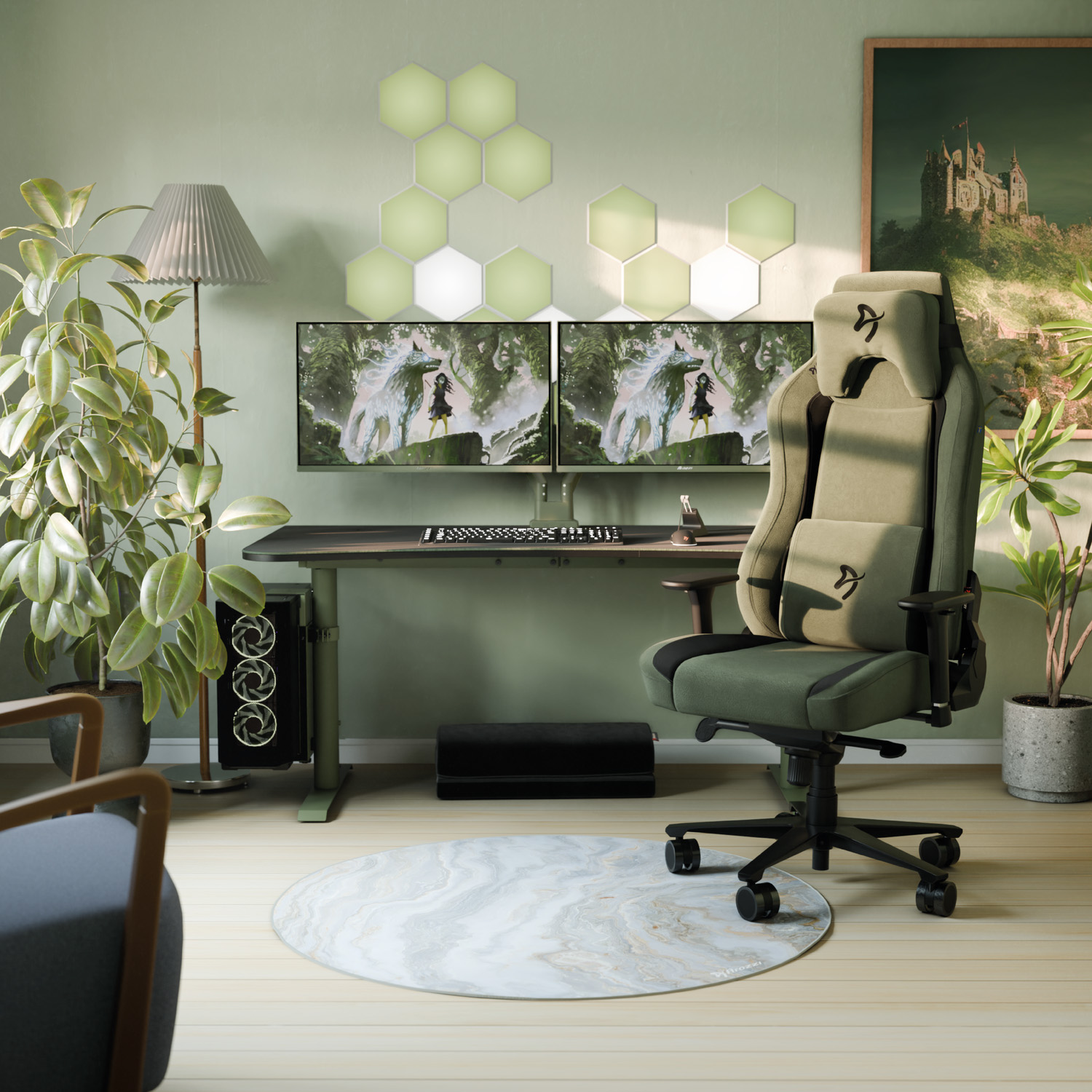 Accogliente stanza da gioco con sedia verde, scrivania, due monitor, luci esagonali e piante.