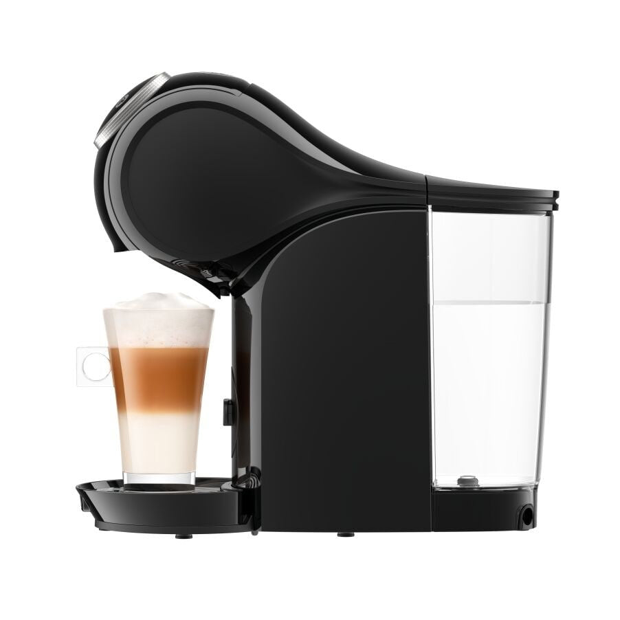 Eine schwarze Kaffeemaschine mit Wassertank und einem Glas Latte Macchiato vor weißem Hintergrund.