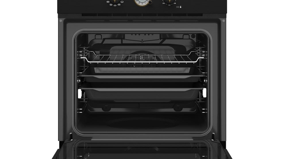 Interior de un horno negro abierto con tres bandejas apiladas y una rejilla superior.