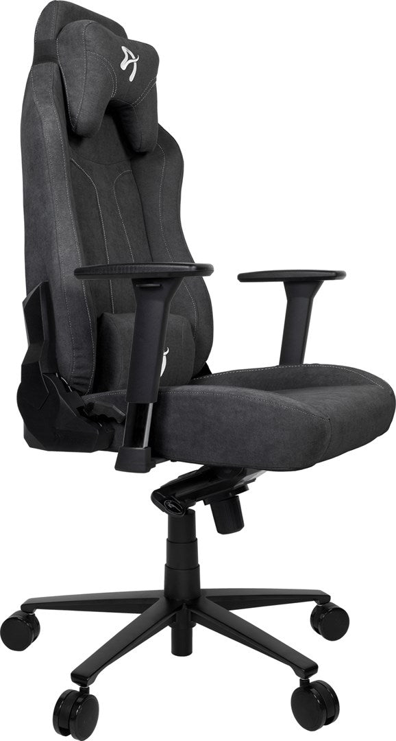 Una silla de juego gris con reposacabezas, cojín lumbar, reposabrazos negros y ruedas sobre fondo blanco.