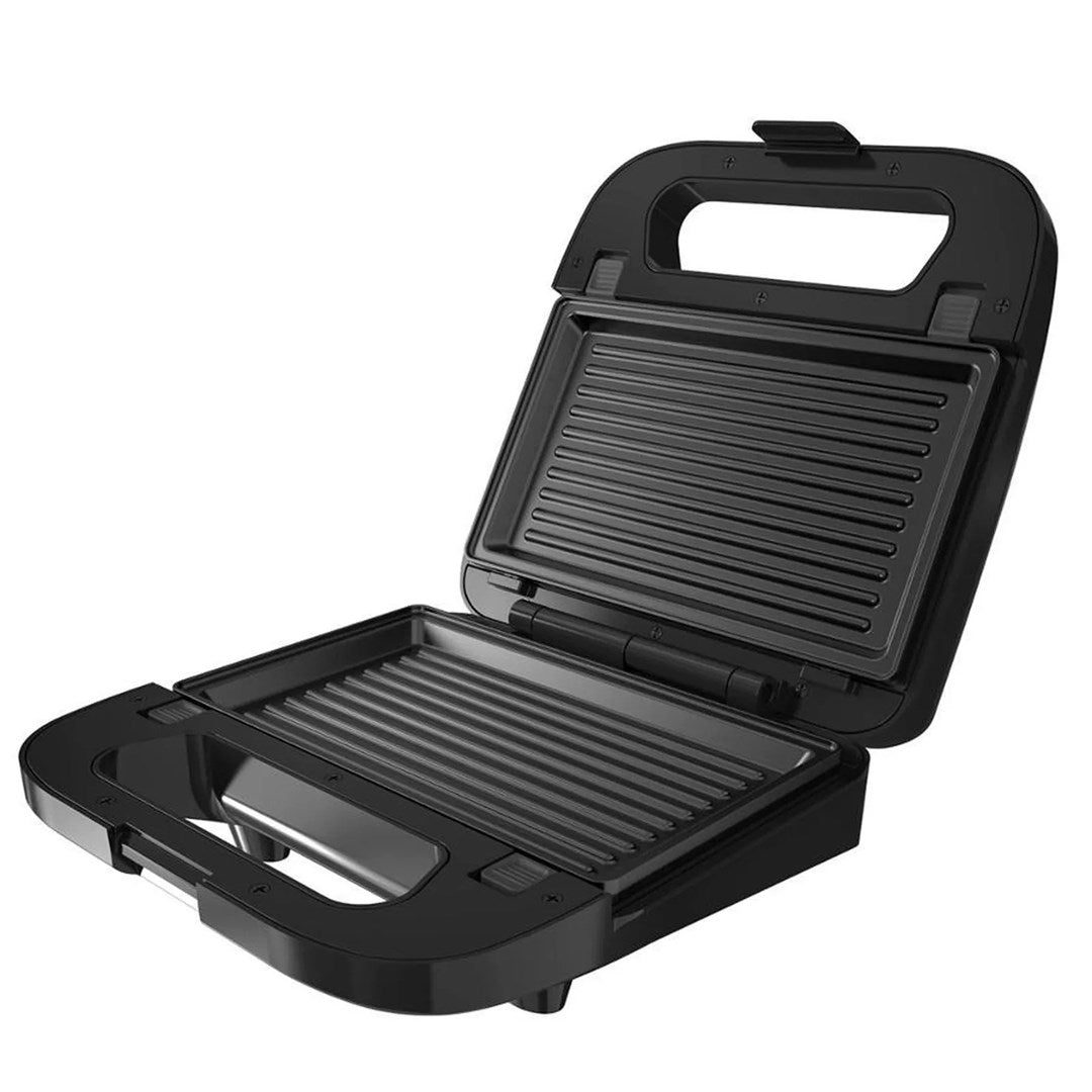 Ein offener schwarzer elektrischer Sandwichmaker mit gerippten Antihaft-Grillplatten vor weißem Hintergrund.