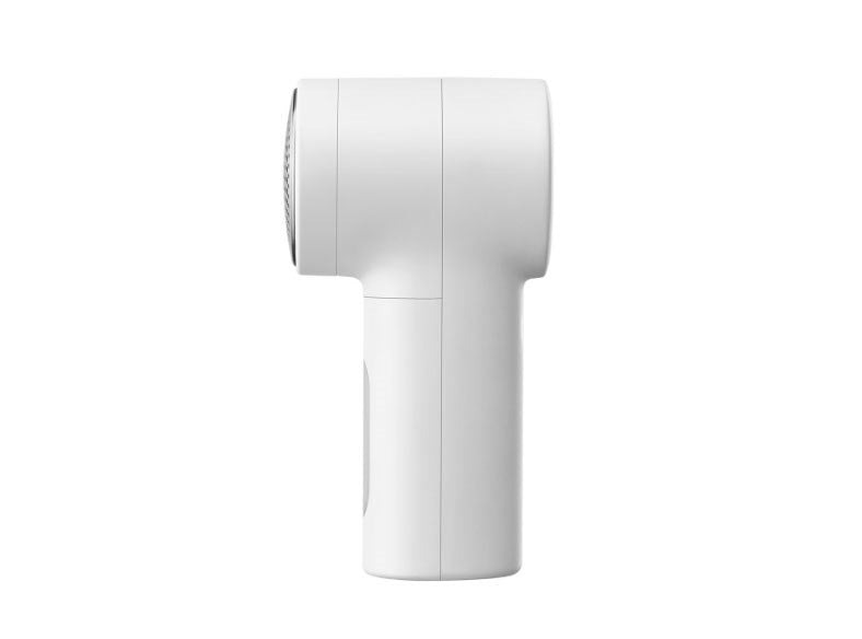Un levapelucchi portatile bianco con testina in rete metallica su sfondo bianco.