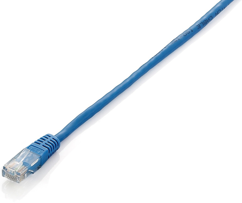 Un cable de red Ethernet azul con un conector RJ45 sobre fondo blanco.
