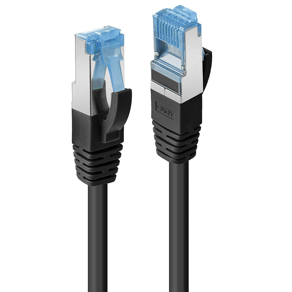 Dos cables de red negros con conectores RJ45, clips azules y blindaje plateado sobre fondo blanco.