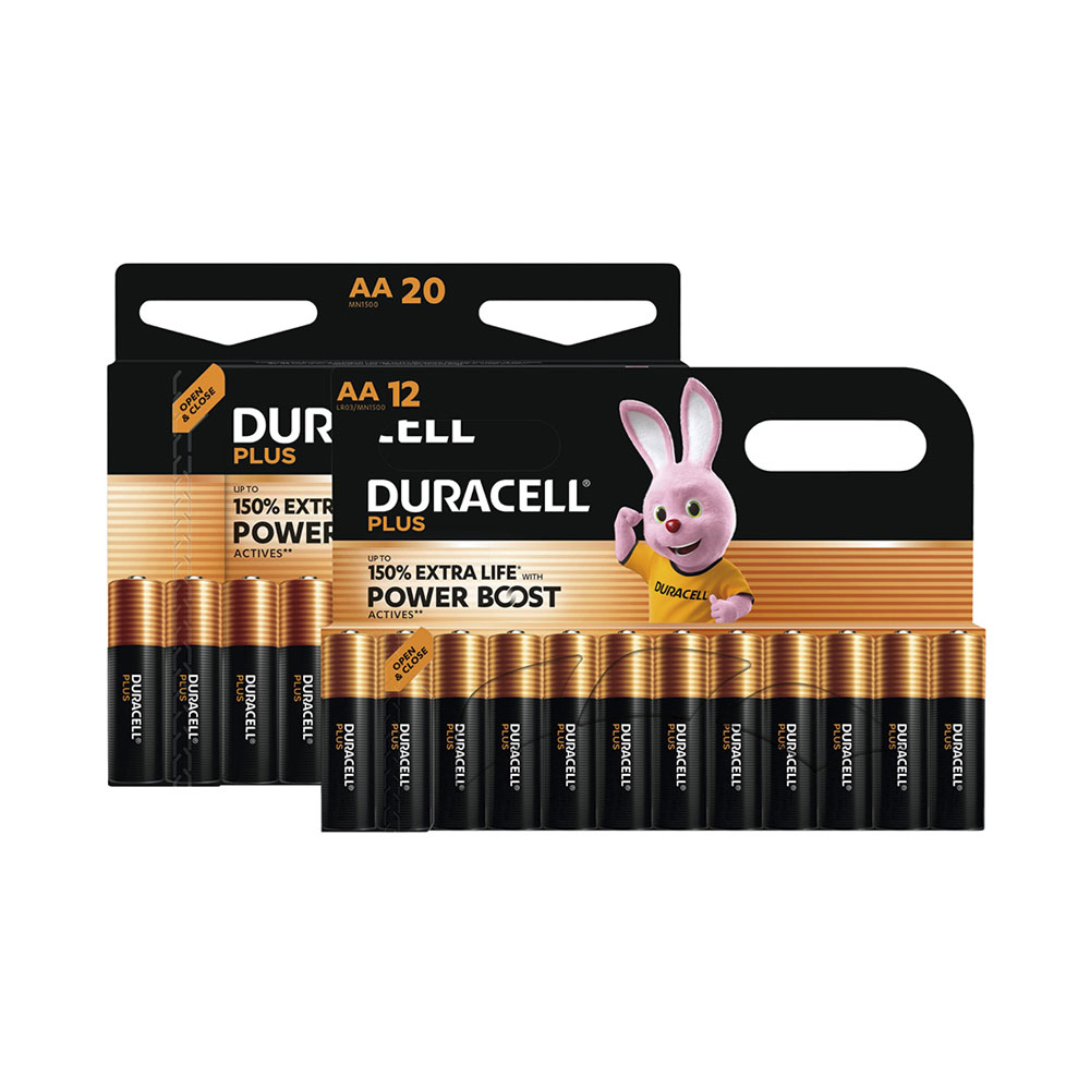 Zwei Duracell Plus AA Batteriepackungen mit dem rosa Maskottchen vor schwarzem Hintergrund.