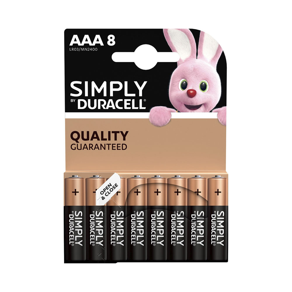 Eine Packung mit acht AAA Simply by Duracell Batterien und dem rosa Duracell-Hasen oben.