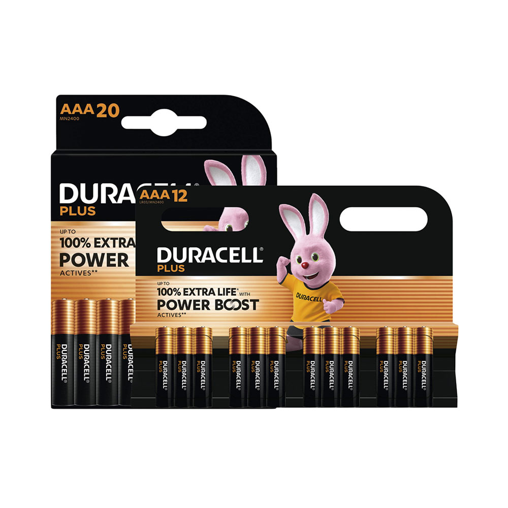 Zwei schwarz-goldene Duracell AAA-Batteriepackungen mit dem Maskottchen-Hasen im Hintergrund.