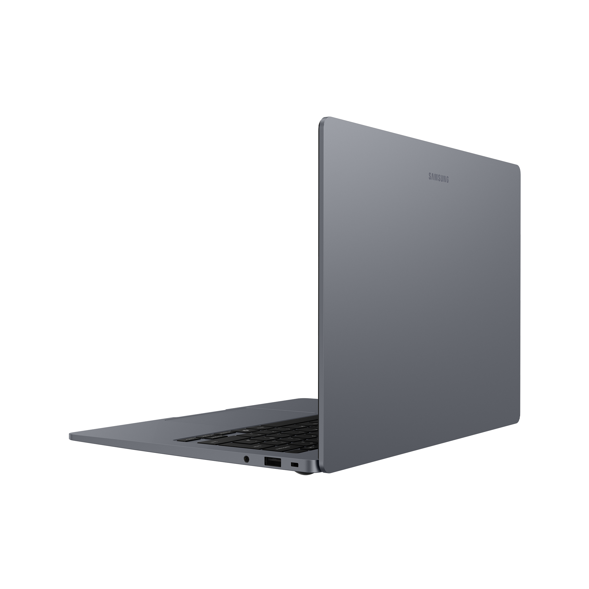 Szary laptop Samsung widziany od tyłu z prawej, pokazuje klawiaturę, porty i ekran na białym tle.