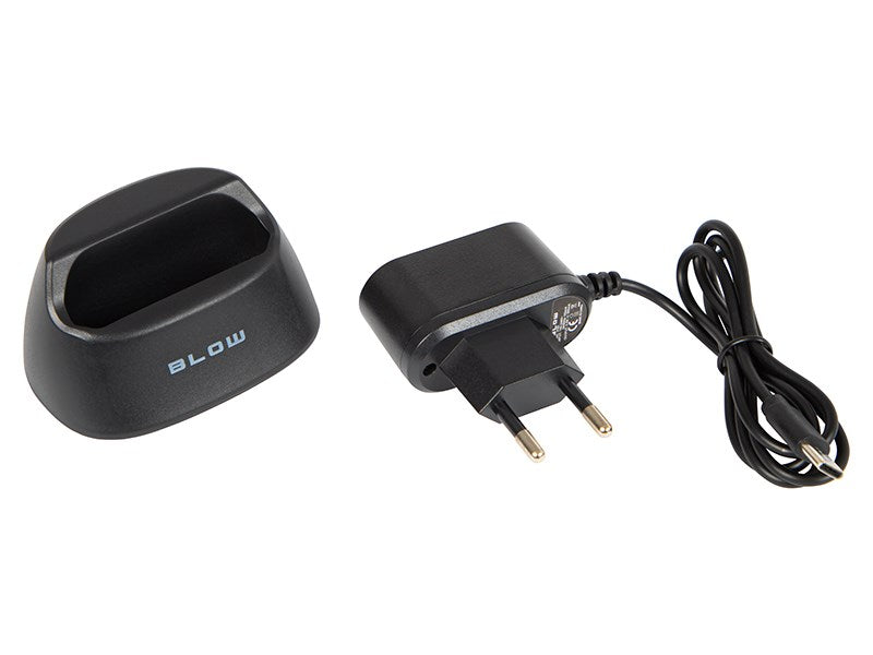 Un caricabatterie nero con dock di ricarica e cavo USB collegato su sfondo bianco.