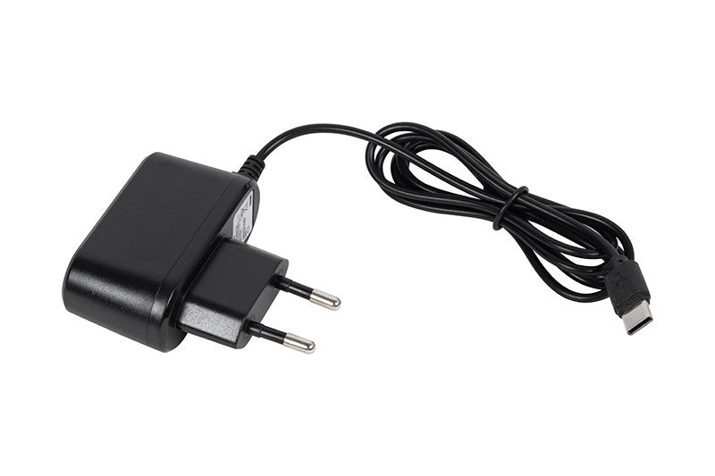 Un alimentatore nero con spina europea e cavo USB.