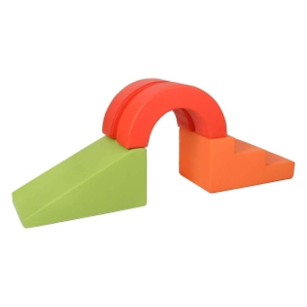 Bunte Softbausteine als Brücke mit grüner Rampe und orangefarbener Treppe auf weißem Grund.