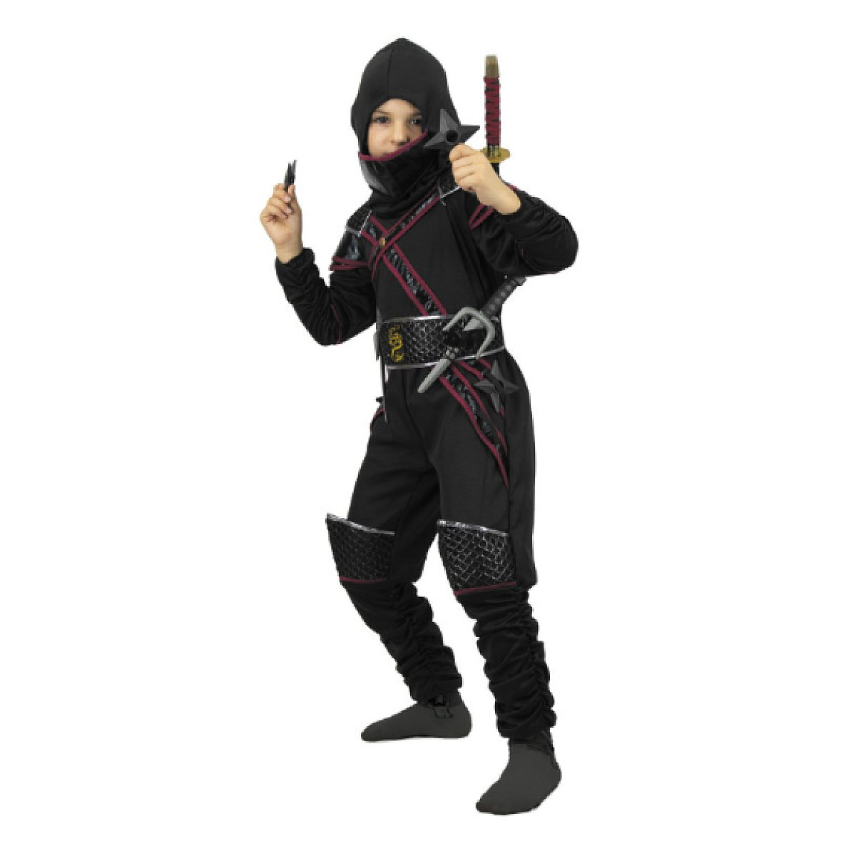 Ein Kind in schwarzem Ninja-Kostüm mit rotem Trim hält Waffenspielzeug.