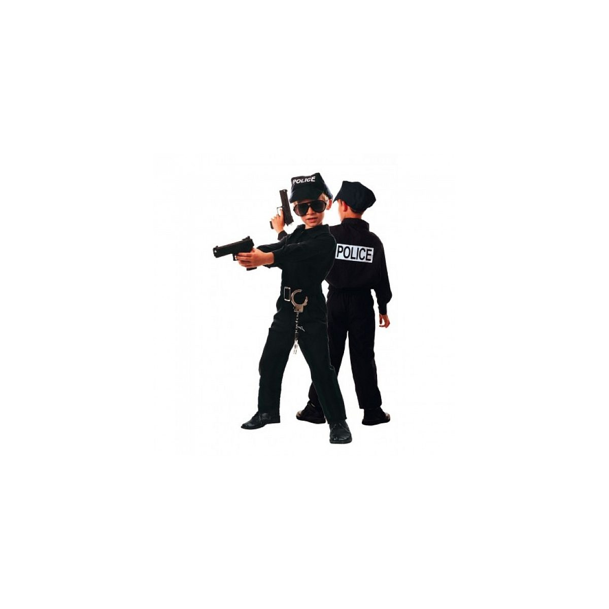 Zwei Kinder in schwarzen Polizei-Kostümen mit Sonnenbrillen und Spielzeugwaffen.