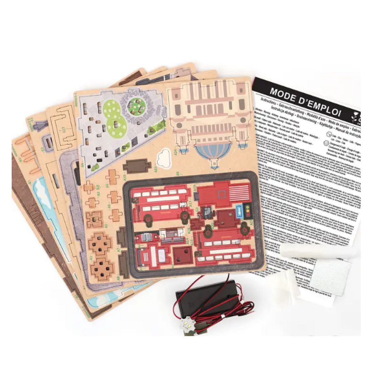 Holzmodellbau-Set mit gestanzten Teilen, Anleitung, roten Elementen und einer Batteriebox auf weißem Grund.