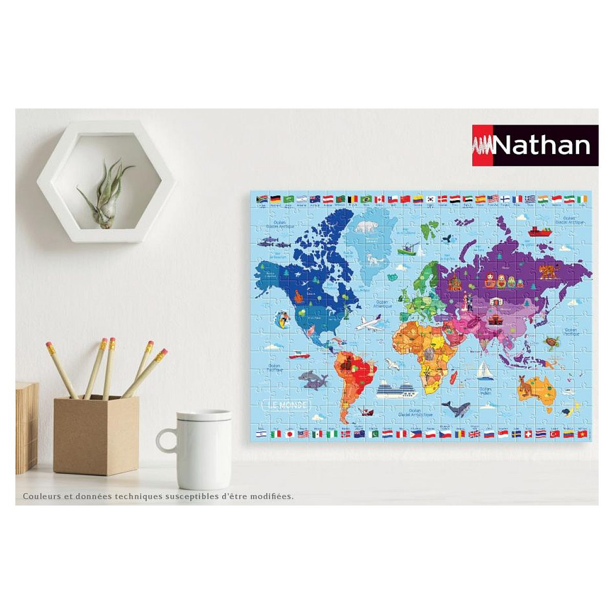 Ein Weltkartenpuzzle hängt an einer Wand neben einer Tasse, Bleistiften und einem Regal.
