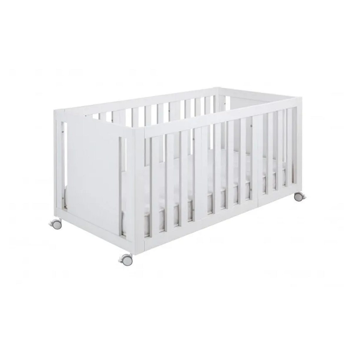 Ein weißes Babybett mit Gitterstäben und kleinen Rollen an den Beinen steht auf weißem Hintergrund.