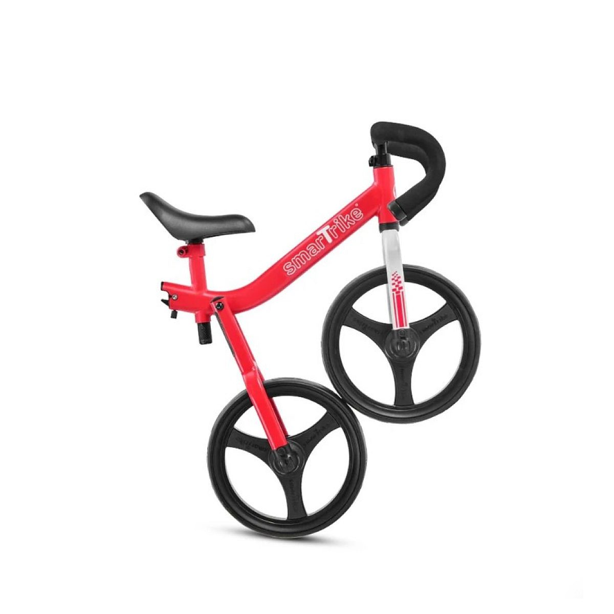 Ein rot-schwarzes SmartTrike-Laufrad mit zwei Rädern und geschwungenem Lenker vor weißem Hintergrund.