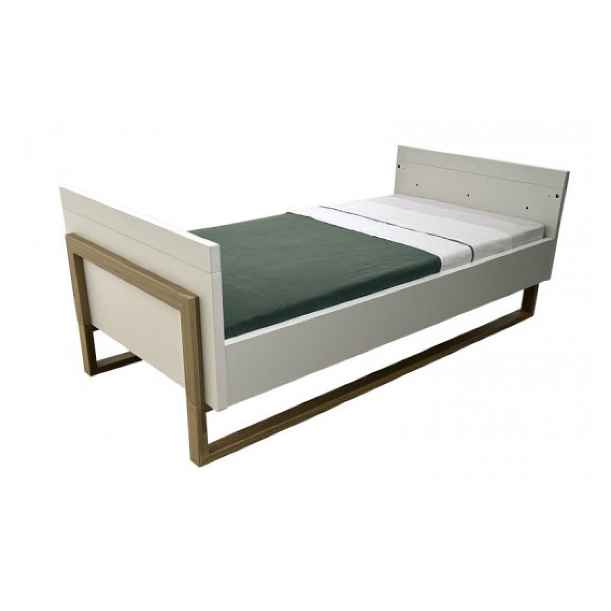 Ein weißes Holz-Einzelbett mit Holzbeinen, bezogen mit weißen und dunkelgrünen Laken.