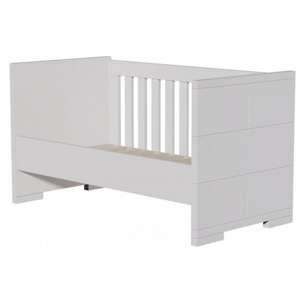 Ein modernes weißes Babybett mit Gitterseiten und massiven Paneelen vor weißem Hintergrund.