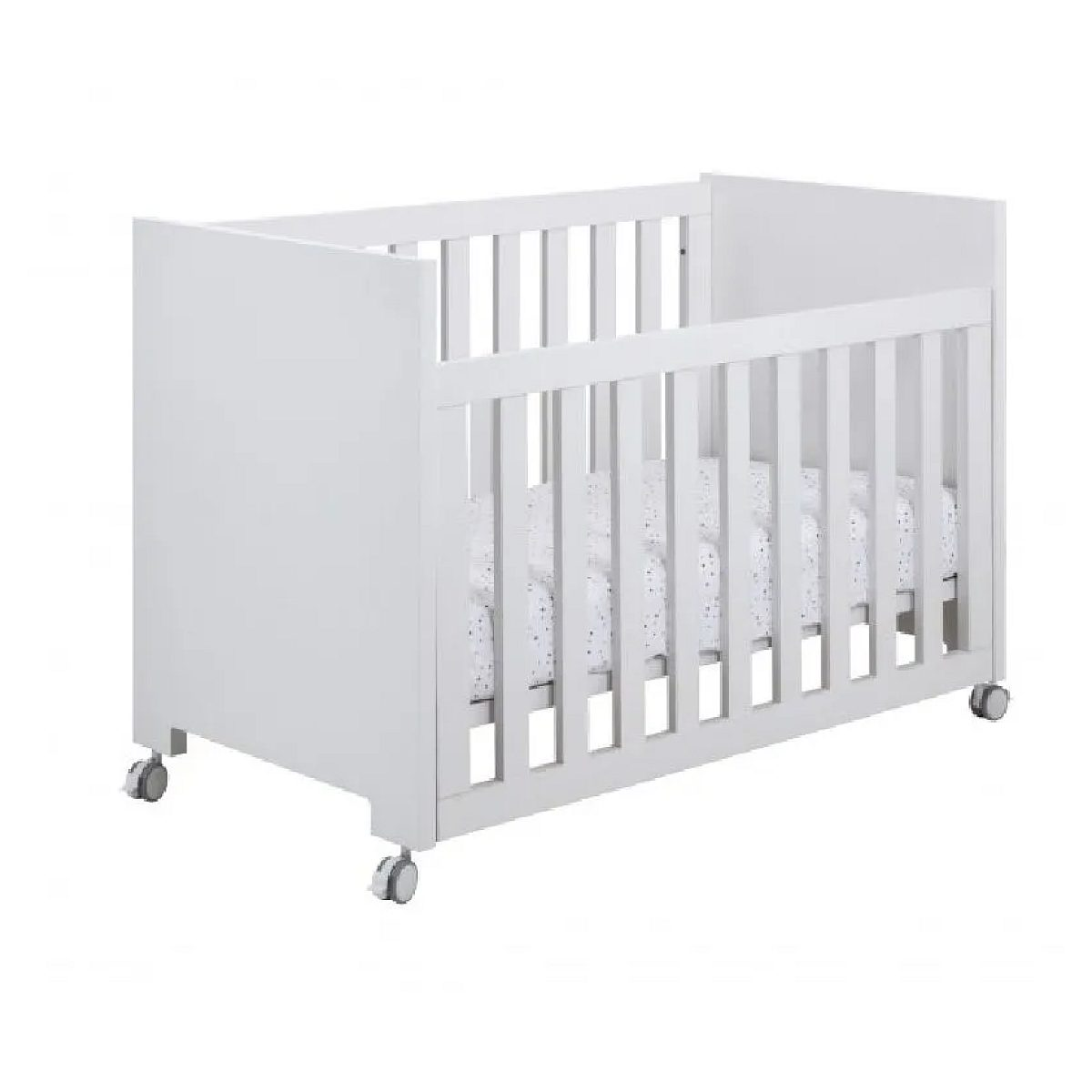 Ein weißes Babybett mit Rollen und gemusterter Matratze auf weißem Hintergrund.