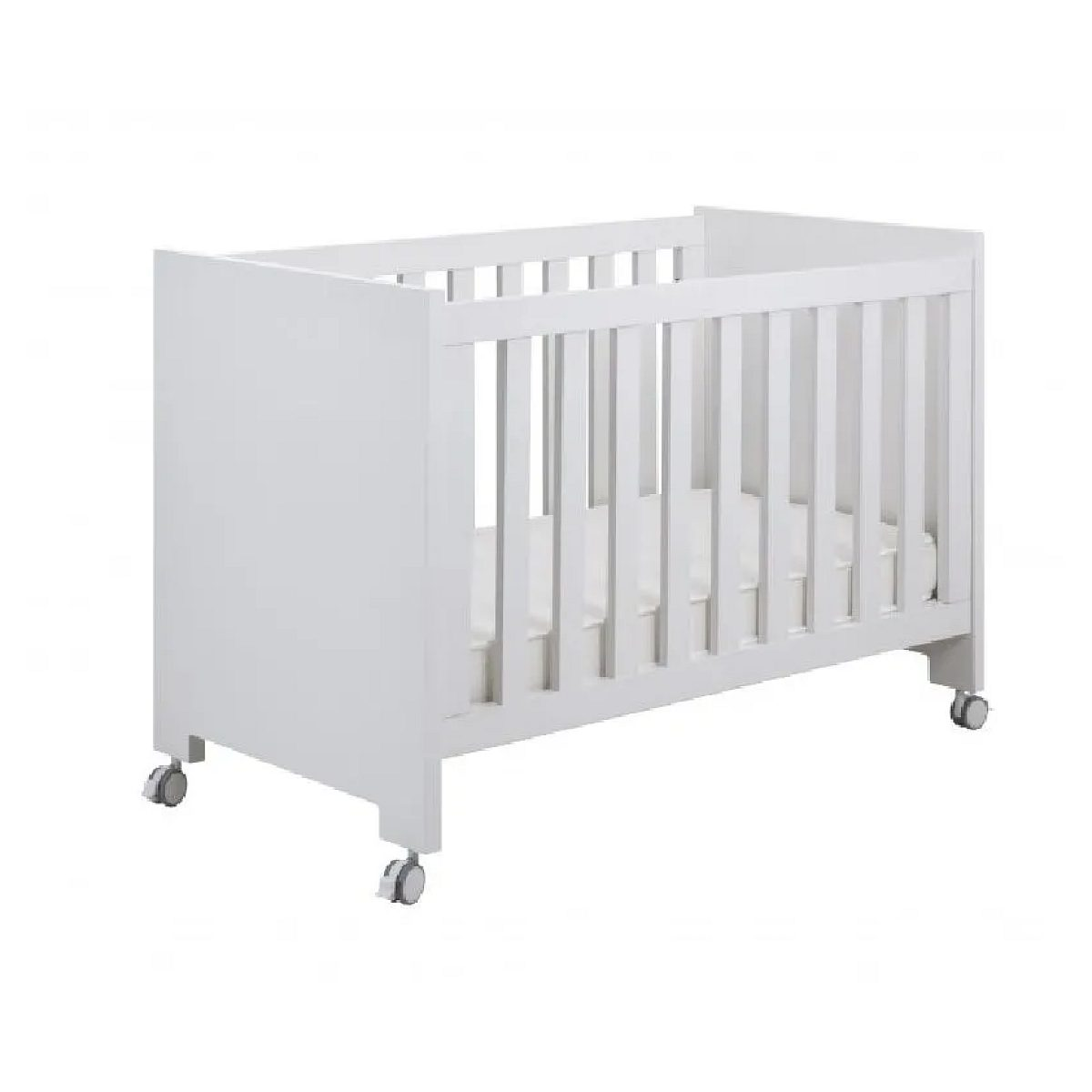 Ein weißes Holz-Babybett mit Matratze und kleinen Rollen auf weißem Hintergrund.