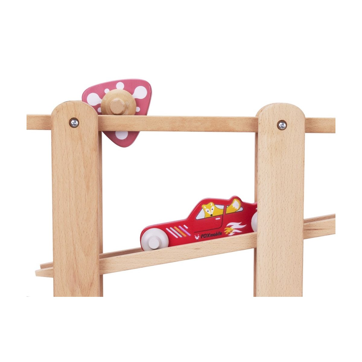 Ein rotes Holzauto fährt auf einer Holzbahn, oben ein rosafarbenes Rad.