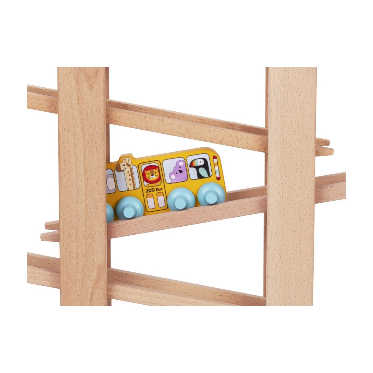 Ein gelber Holzspielzeugbus mit Zootieren fährt auf einer Holzrampe.