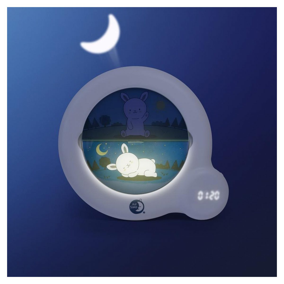 Ein runder, weißer KidSleep Wecker auf blauem Hintergrund mit Tag- und Nachtszene und leuchtenden Hasen.