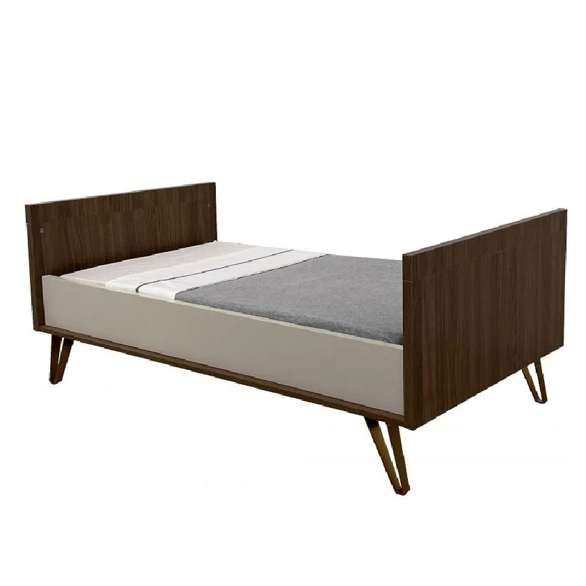 Ein modernes Holzbett mit Metallbeinen und grau-weißer Bettwäsche auf weißem Hintergrund.
