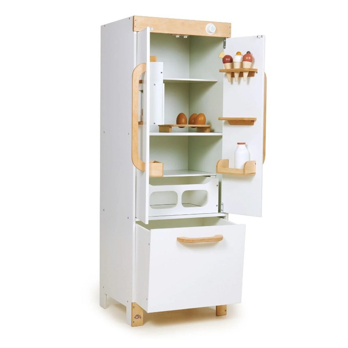 Ein weißer Holz-Spielzeugkühlschrank mit offenen Türen, Regalen, Eiern, Eis am Stiel und einer Milchflasche.