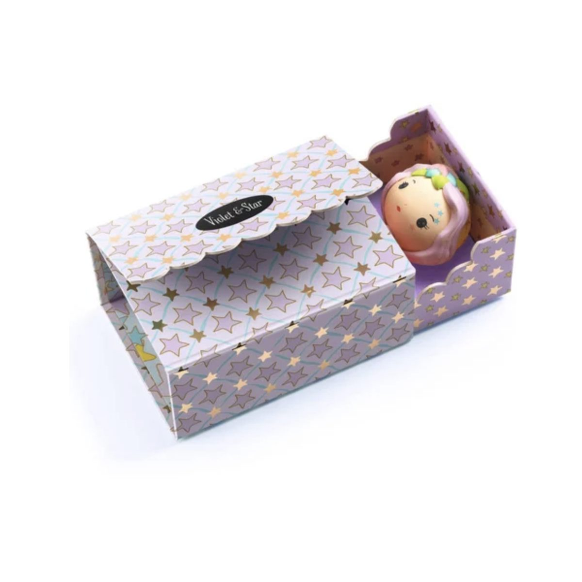 Eine kleine Puppe mit rosa Haaren liegt in einer lila Schachtel mit Sternenmuster und der Aufschrift Violet & Star.