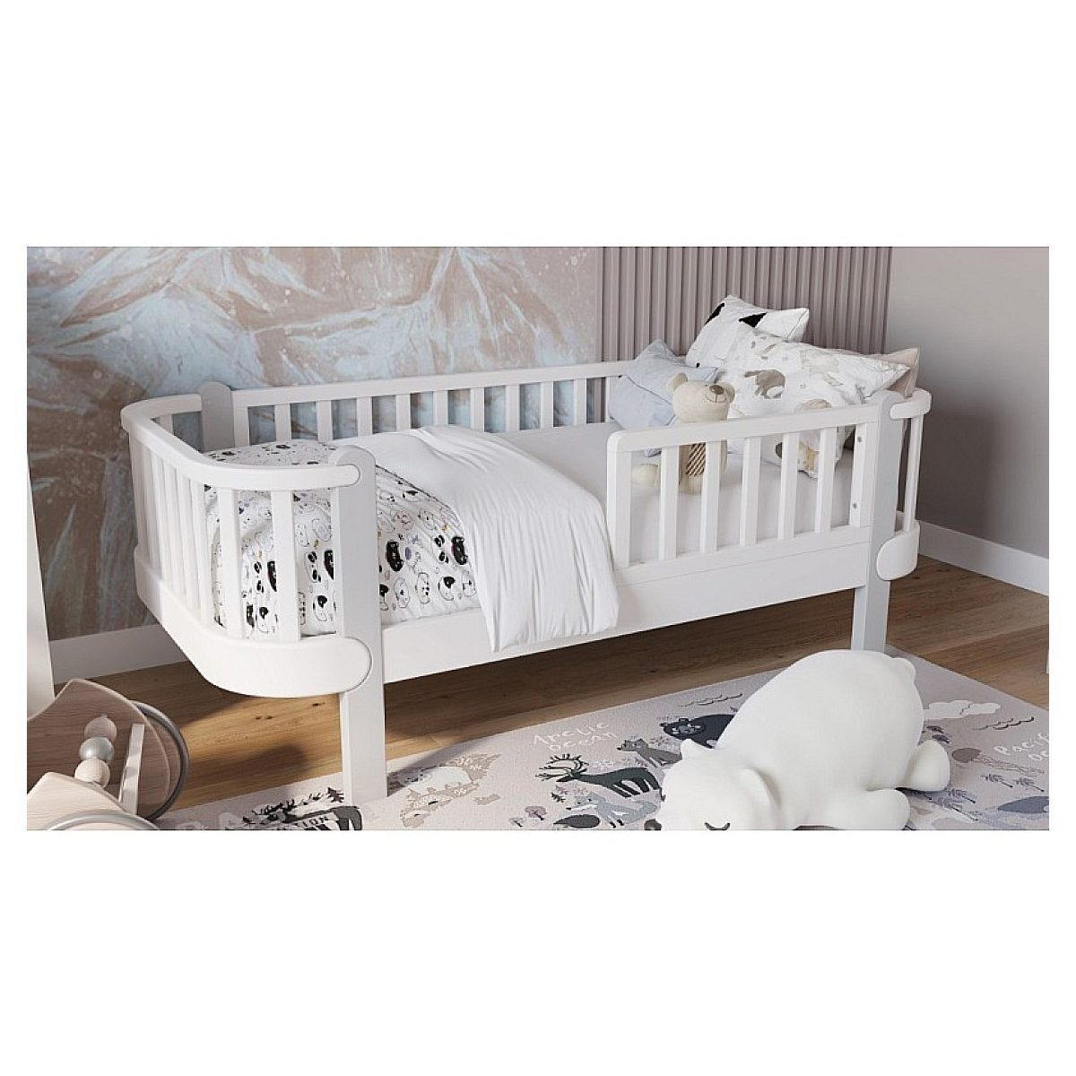 Ein weißes Kinderbett mit niedlicher Bettwäsche und Kissen steht auf einem grauen Teppich in einem gemütlichen Zimmer.