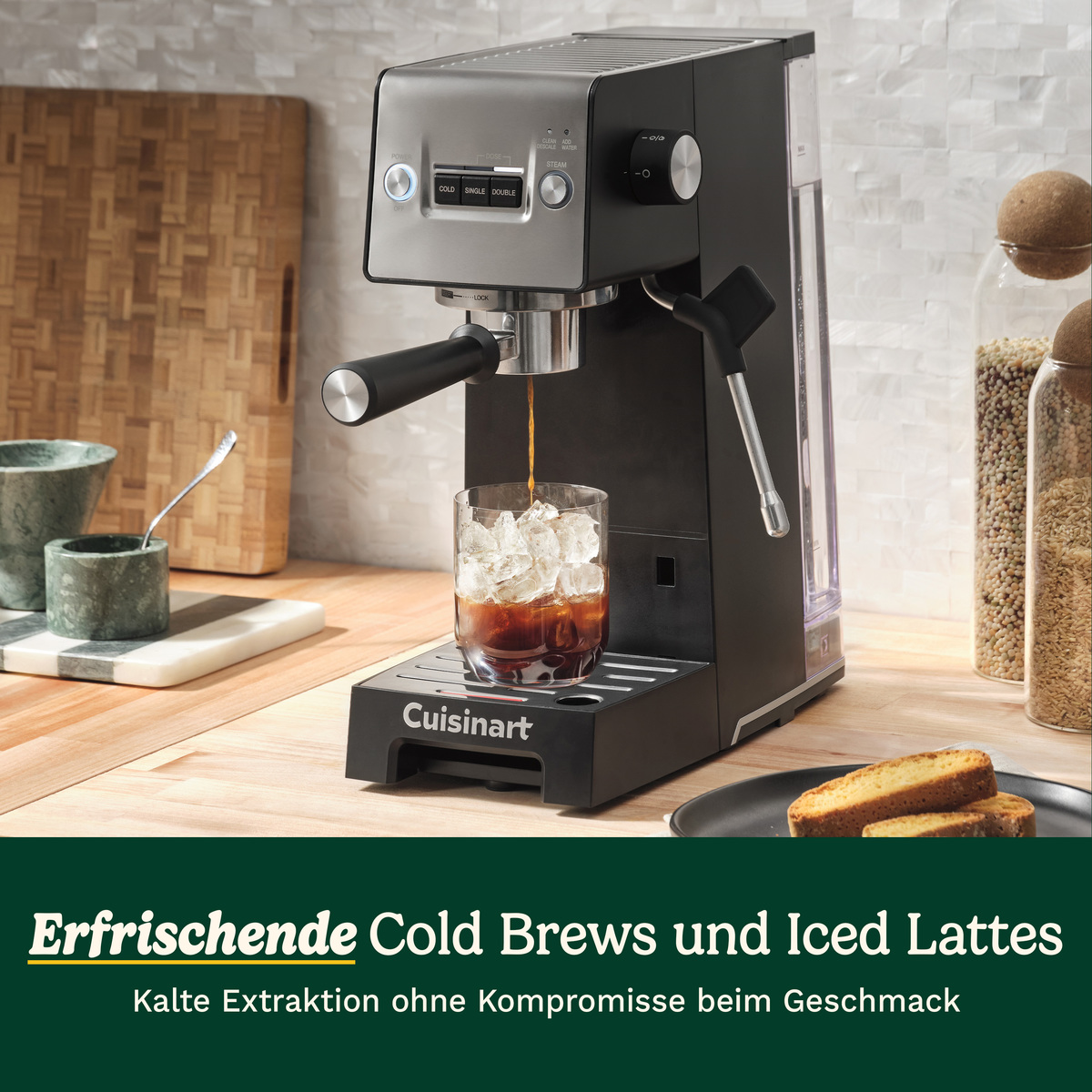 Una macchina da caffè Cuisinart nera versa il caffè in un bicchiere con cubetti di ghiaccio.