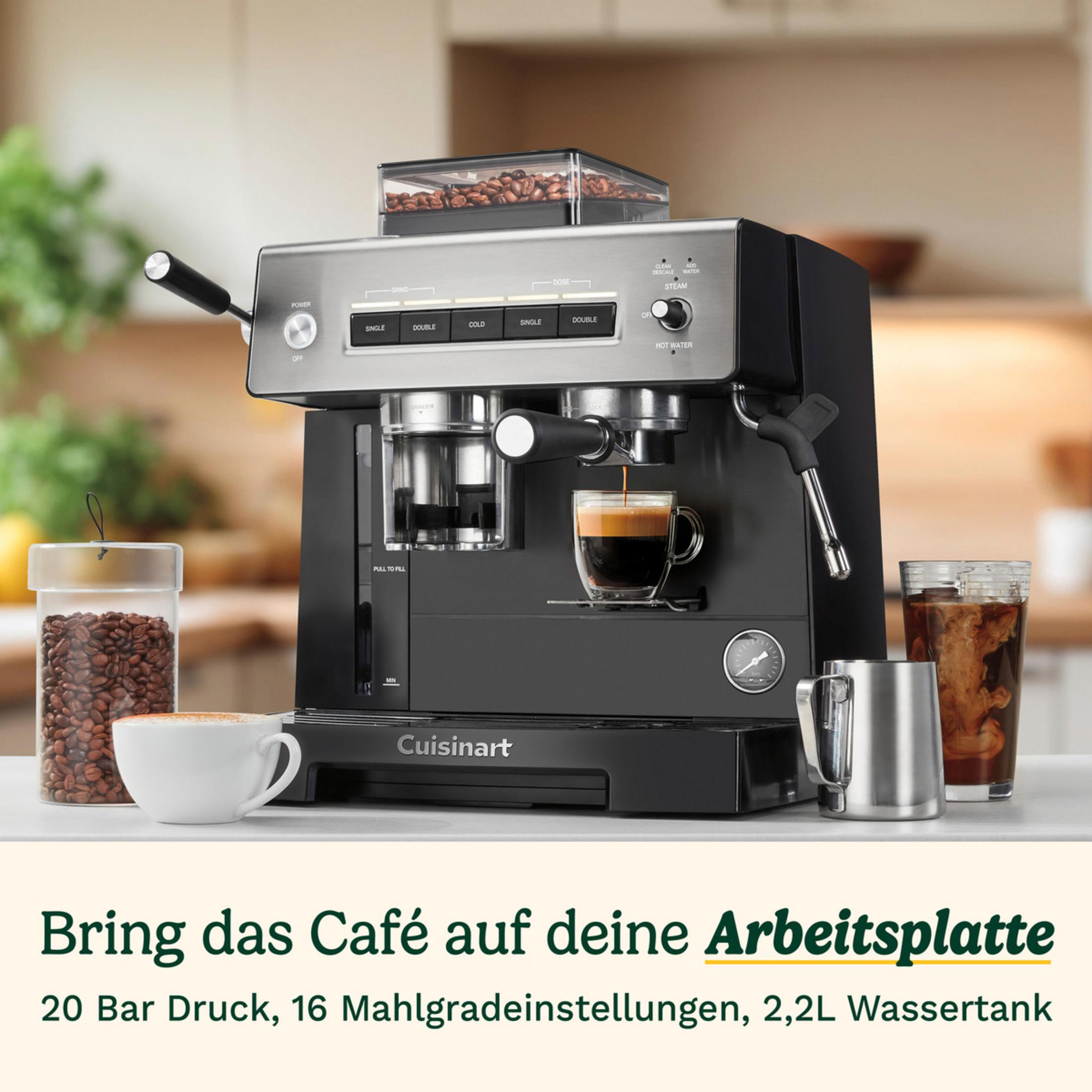 Eine schwarze und silberne Cuisinart Espressomaschine brüht Kaffee in eine Glastasse auf einer Küchentheke.