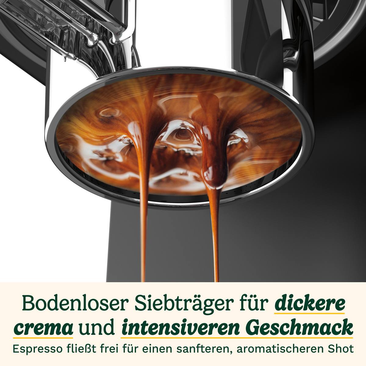 Espresso fließt aus einem bodenlosen Siebträger.