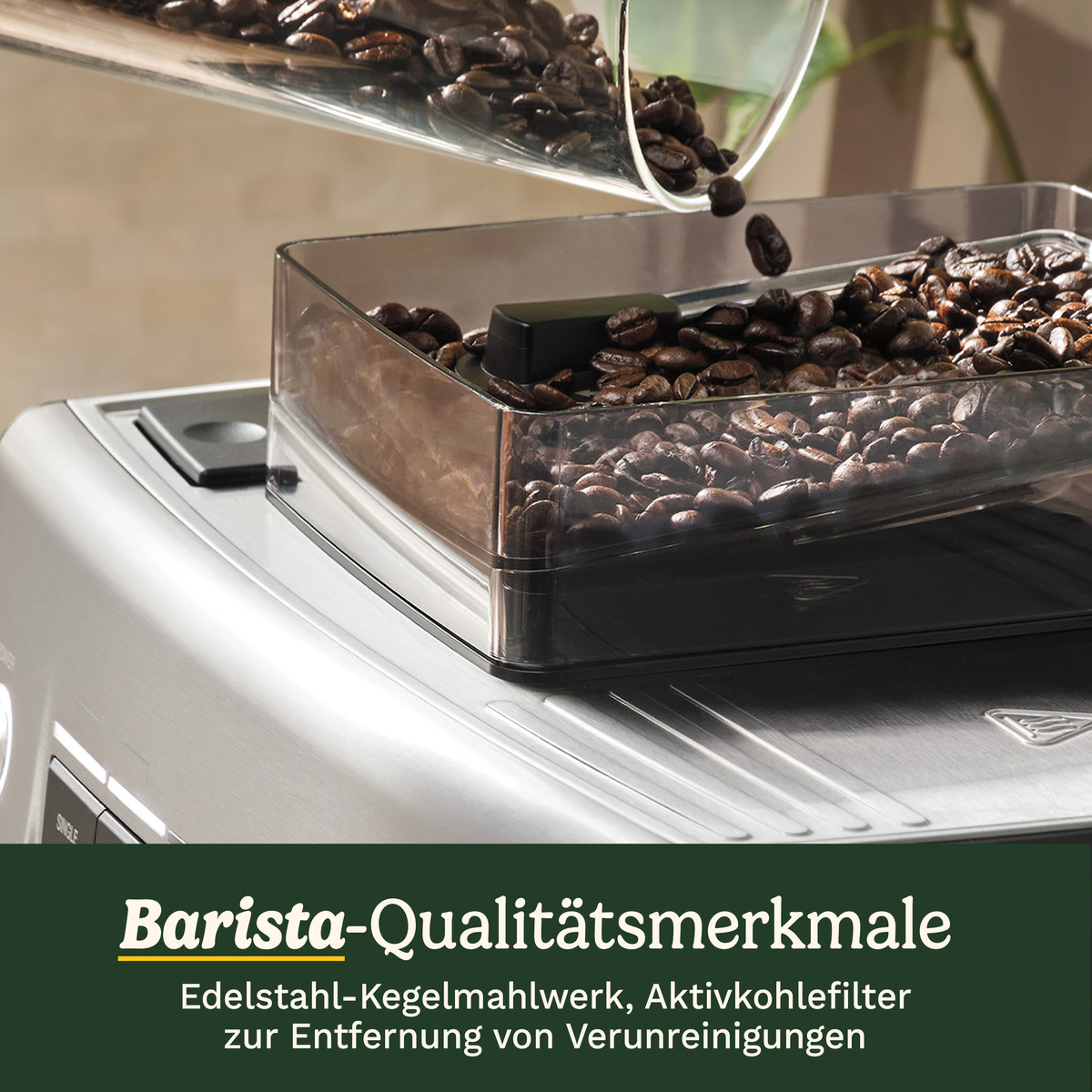 Kaffeebohnen fallen aus einem Glasbehälter in das Mahlwerk einer modernen Kaffeemaschine.